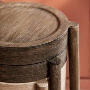 Northern-Pal-Stapelhocker-eiche-hell-geraeuchert-detail-Ambiente