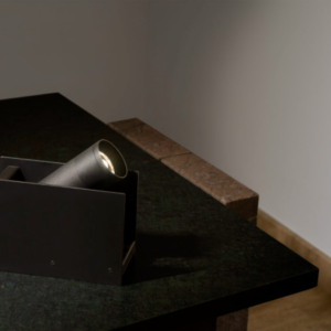 Lampe à poser Plint mise en situation